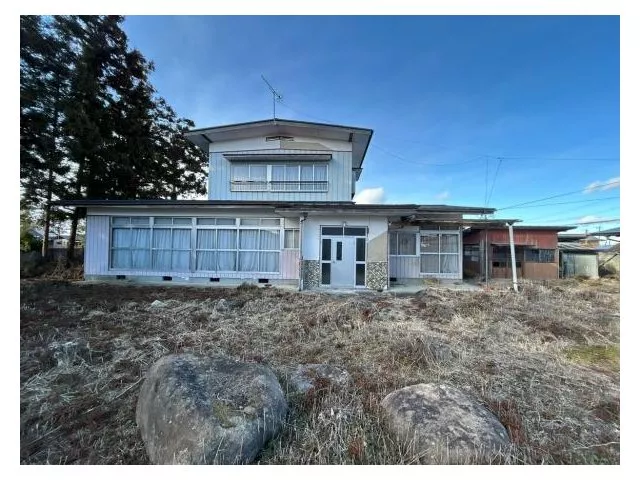 With a land area of 461 tsubo, a 2-story 7DK that can park 13 cars on the premises.