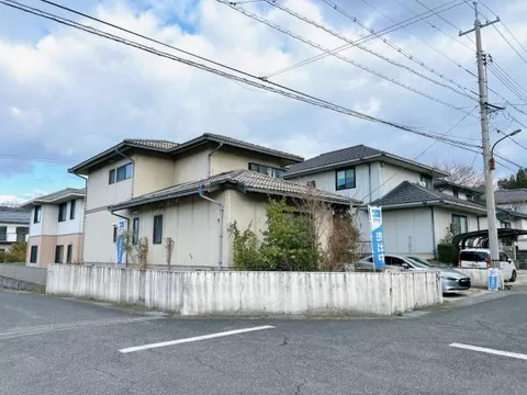 Nijigaoka-cho, Kurayoshi-shi (Kurayoshi station) 2F 5LDK

10,990,000 yen