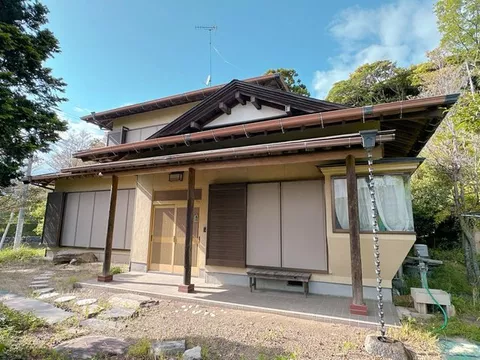 There is a bus stop about a 7-minute walk away♪ The charm is in the spacious traditional Japanese room with two connected rooms!