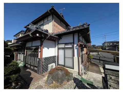 South-facing with good sunlight. Supermarket within walking distance. It is a quiet residential area.