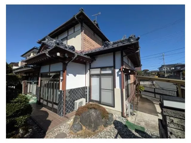 South-facing with good sunlight. Supermarket within walking distance. It is a quiet residential area.