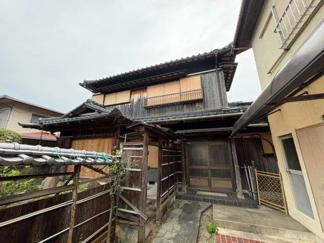 South-facing land area: 85.87 tsubo, Japanese garden with tea room, please come and see it once.