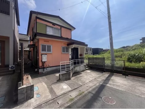 Complete with car space & ample number of rooms for income or renovation-oriented detached house