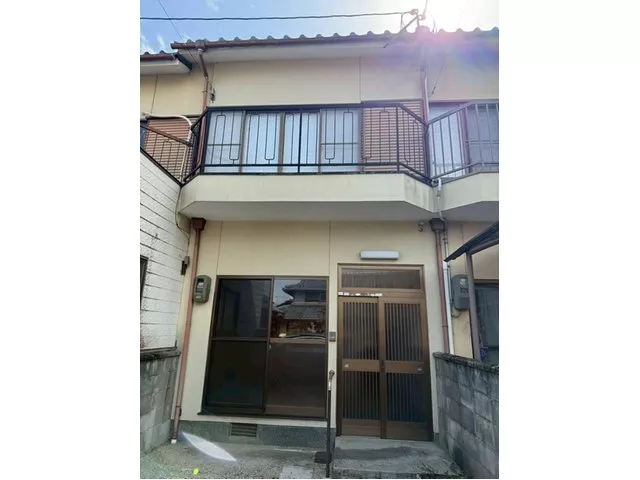 ■ Good sunlight, ventilation, and view ■ Lush green environment ■ South-facing garden ■ Renovation plan available