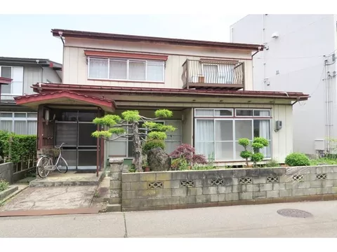 Within walking distance of Minami-Takada Station!