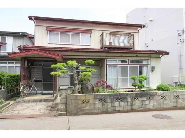 Within walking distance of Minami-Takada Station!