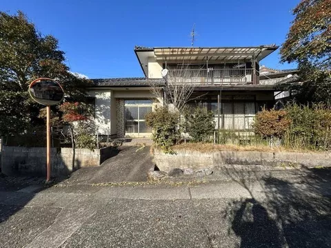A two-story 7DK with a site area of 176 tsubo, facing south with good sunlight and no buildings in front.