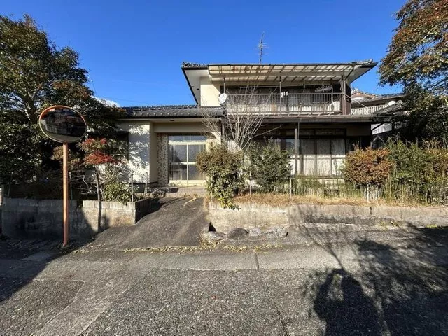 A two-story 7DK with a site area of 176 tsubo, facing south with good sunlight and no buildings in front.