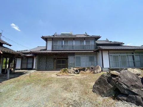 ☆ Spacious land area of about 597 tsubo! There is a field (with potential for conversion), so you can enjoy a home garden.