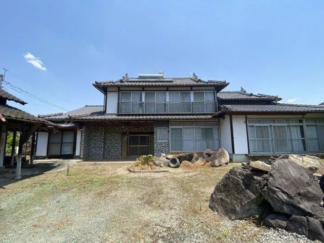☆ Spacious land area of about 597 tsubo! There is a field (with potential for conversion), so you can enjoy a home garden.