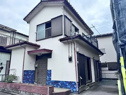 This is a small 3LDK (4DK) house. There are supermarkets and drugstores nearby.