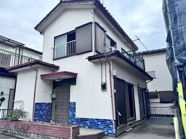 This is a small 3LDK (4DK) house. There are supermarkets and drugstores nearby.