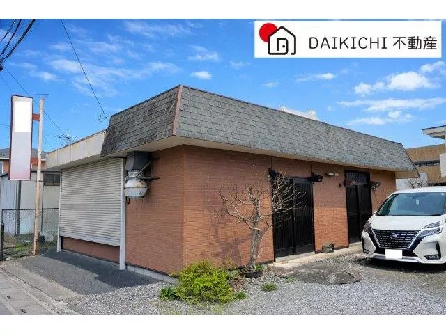 Convenient location as it is close to the station! Suitable for shops or offices as well.