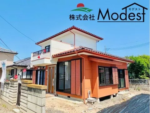 Interior and exterior renovated, great location with abundant shopping facilities, parking space for 4 cars available