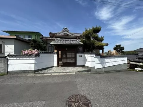 A Japanese-style house with a land area of about 89 tsubo♪ Located on a hill with good sunlight and views☆彡