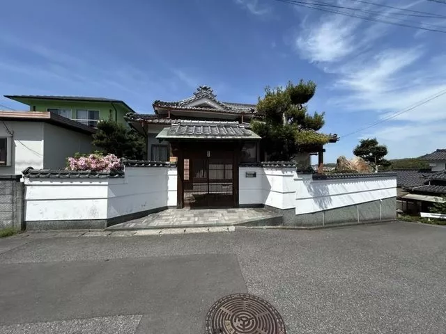 A Japanese-style house with a land area of about 89 tsubo♪ Located on a hill with good sunlight and views☆彡