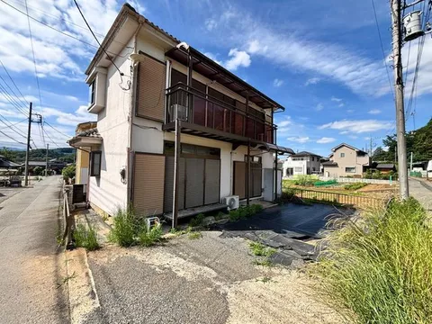"◆ Good sunlight due to being on a southwest corner lot ◆ Also suitable for rebuilding"