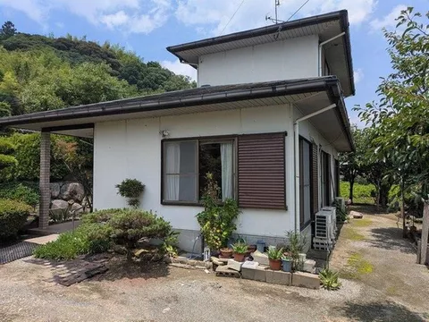 A home garden and DIY. A spacious land allows for a relaxed and expansive lifestyle.