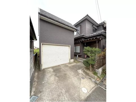 Added exterior photos! Full exterior Galvalume cladding, bathroom and washbasin renovated