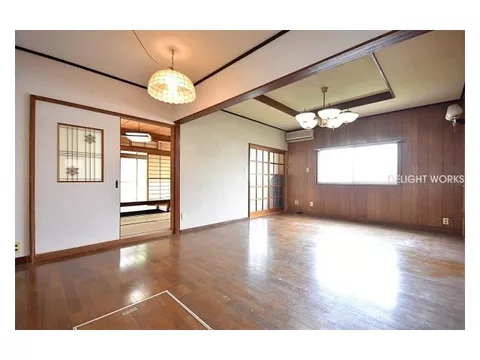 Direct sale from the seller; land area: over 52 tsubo. A private residence that does not worry about the view from the road.