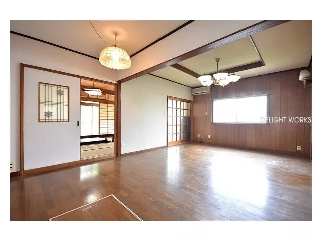 Direct sale from the seller; land area: over 52 tsubo. A private residence that does not worry about the view from the road.