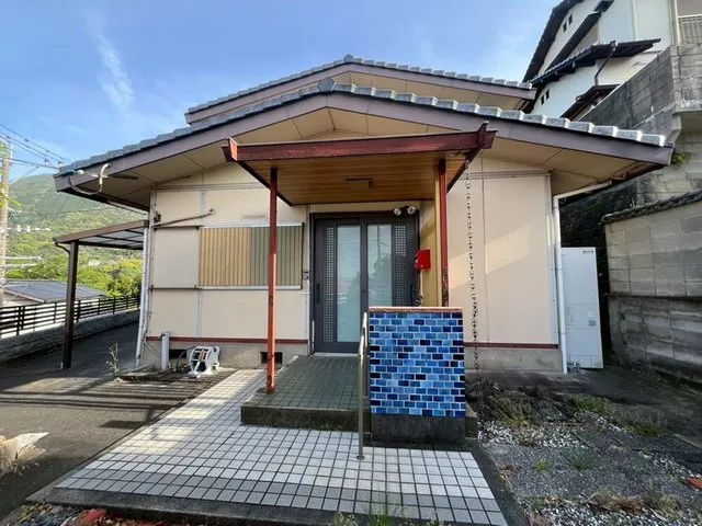 Located in a quiet residential area with a garage! There is a sunroom of about 6 tatami mats♪