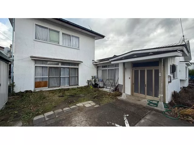 Within a 10-minute walk to elementary and junior high schools♪ The surrounding environment is also well-equipped with convenience stores and pharmacies!