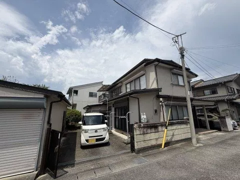 Convenient location just 5 minutes on foot from Seven-Eleven Kofu Asagi 1-chome. Good ventilation and sunlight.