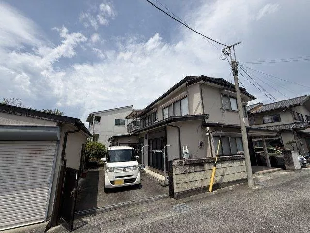 Convenient location just 5 minutes on foot from Seven-Eleven Kofu Asagi 1-chome. Good ventilation and sunlight.