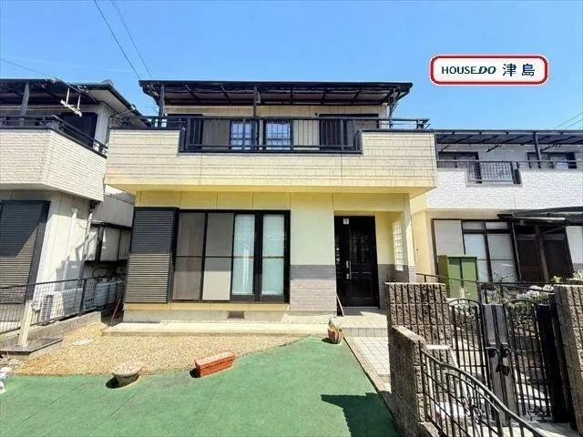 【Spacious 5LDK with 4 rooms on the 2nd floor】 Bright light pours into the room from the bay window.