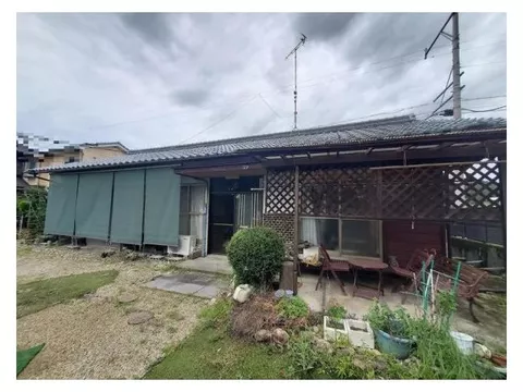 Easy-to-live-in single-story house, parking for 3 cars, 1 garage available, near "Sakurajuso" bus stop