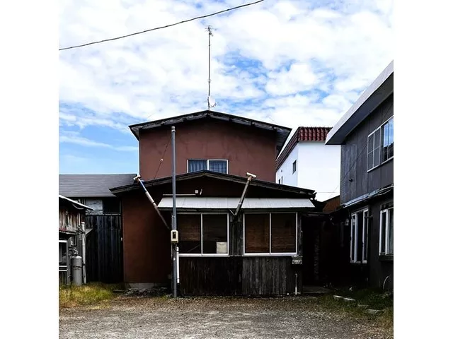 The property is located right in front of National Route 101, providing excellent access. Shopping and daily convenience facilities are abundant!