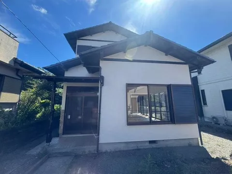 Full renovation of interior and exterior completed! A spacious home that has been reborn.