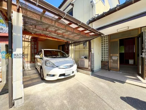 Garage and garden included! 5SDK within 8 minutes on foot from JR Kobari Station. Highly convenient location.