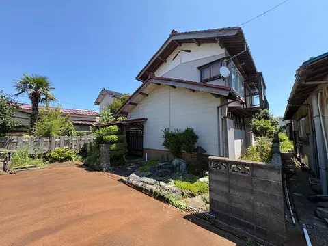 A home enjoying retro charm, within walking distance to Takada Station♪ Garden♪ Parking for 2 cars available♪