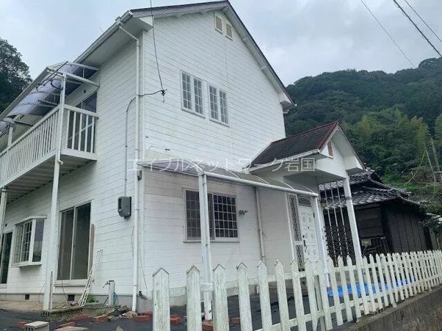 Iwakuni City, Shinminato-cho 5-chome (Waki Station) 2-story 4LDK