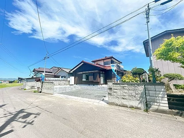 Structure: Wooden/2-story (1 basement)