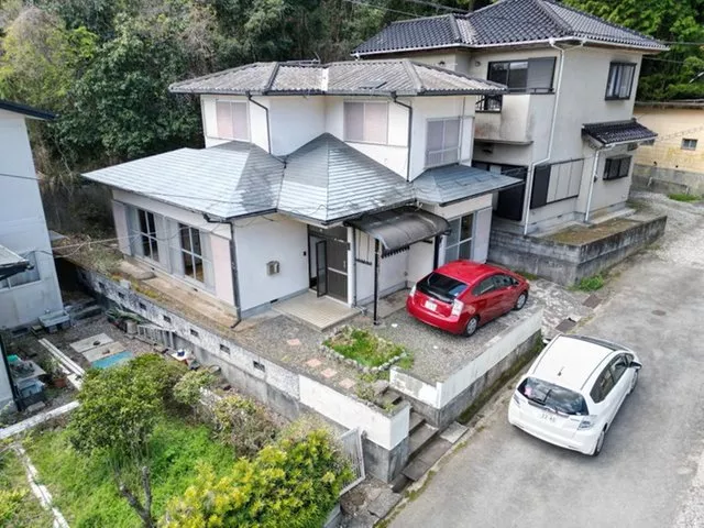 10 minutes on foot from Makinosato Station, suitable for commuting and schooling by train! It's an old house, but you can live in it as is.