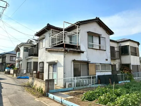 ■ Located in a quiet residential area within a first-class low-rise residential zone ■