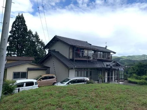 This is a medium-aged house for renovations with an attractive bathroom overlooking the city!