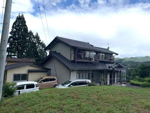 This is a medium-aged house for renovations with an attractive bathroom overlooking the city!