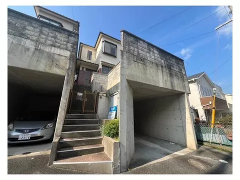 Renovated interior and exterior property! Within walking distance to the station, with a high-roof garage.