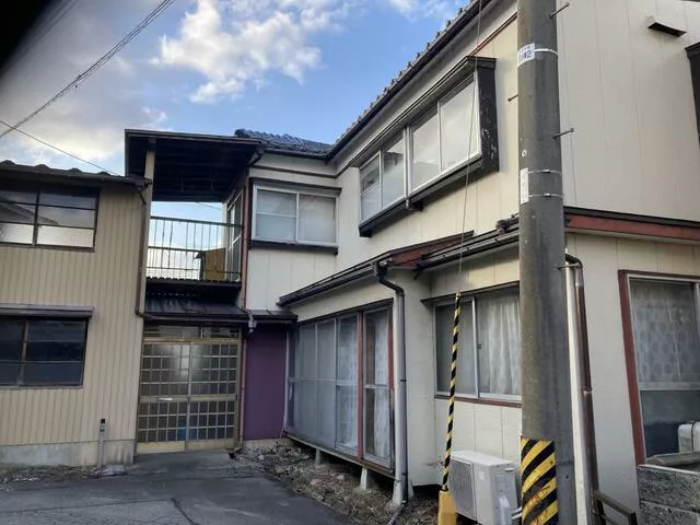 18 minutes on foot from JR Senseki Line "Hebata" Station