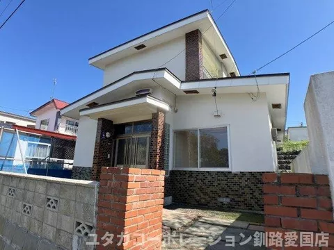 17 minutes by bus from JR Nemuro Main Line "Kushiro", 3 minutes on foot
