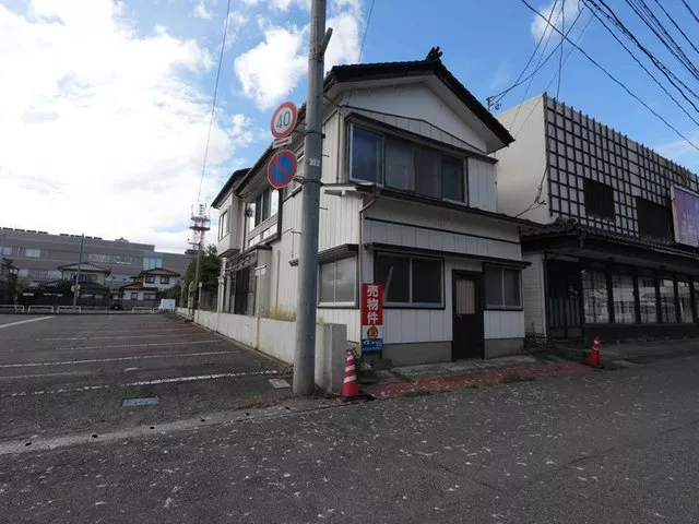 This is a used house in a quiet residential area.