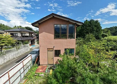 A used single-family home with a view of the Southern Alps beyond the garden scenery. A small residence in Yamakata, Takagawa Town.