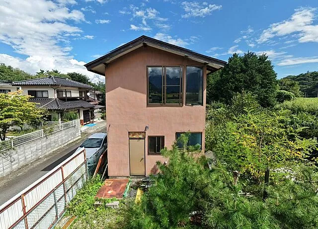 A used single-family home with a view of the Southern Alps beyond the garden scenery. A small residence in Yamakata, Takagawa Town.