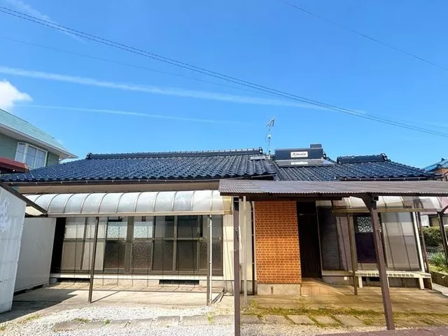 [Open House] Interior and exterior renovations planned / Single-story / Parking for 2 cars available / Southeast corner lot