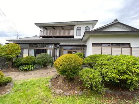 A splendid traditional Japanese house with a south-facing garden. A home that fulfills a calming lifestyle.