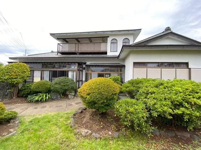 A splendid traditional Japanese house with a south-facing garden. A home that fulfills a calming lifestyle.